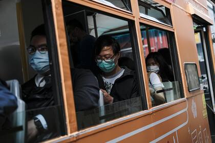 Las personas circulan en Hong Kong con barbijos como medida de prevención