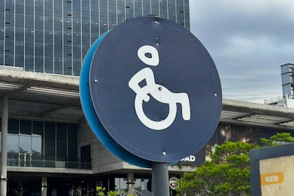 Las personas con discapacidad permanente en Florida ya no tendrán que renovar sus permisos de estacionamiento