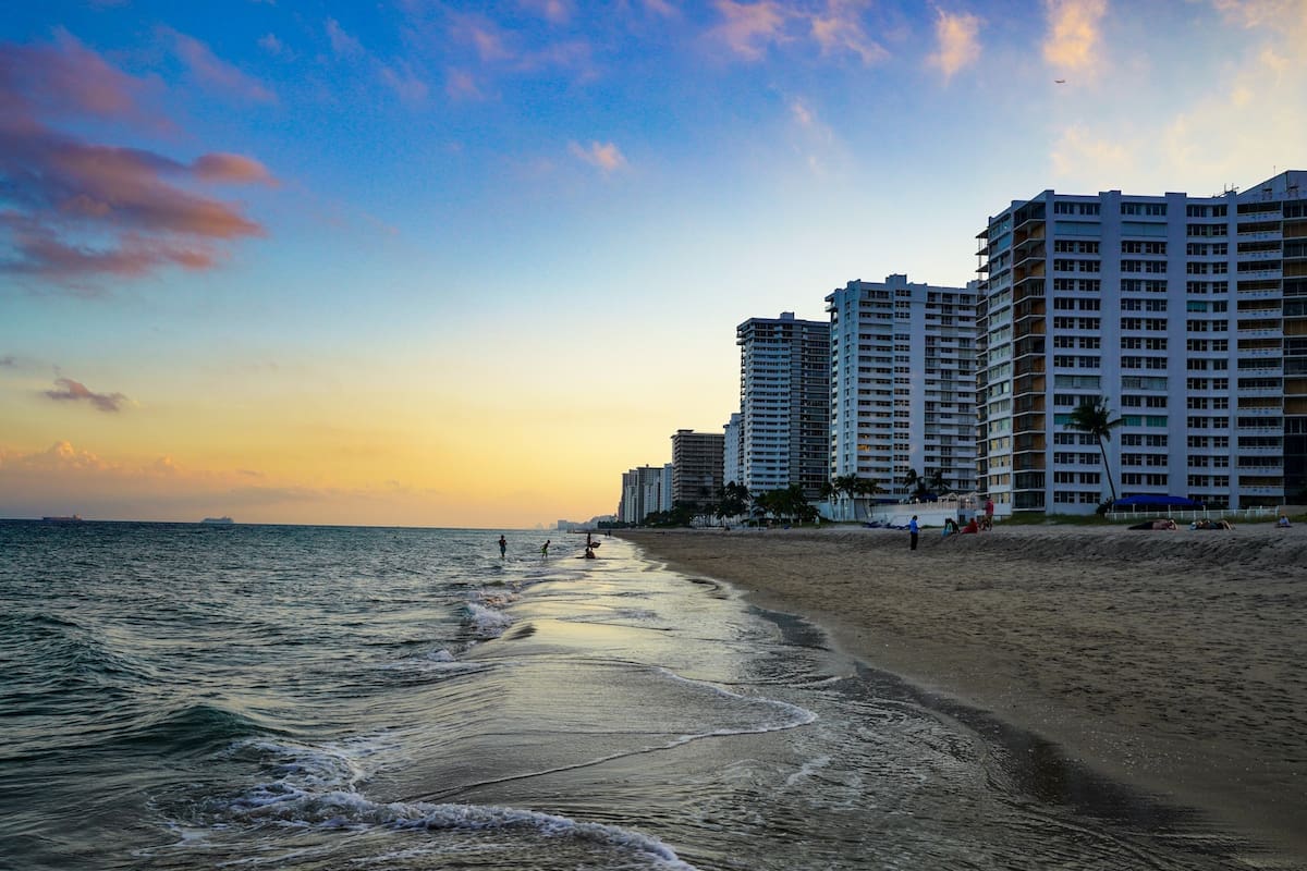 Las personas con mayor poder de compra hacen que los precios de las propiedades en Florida se mantengan por los cielos