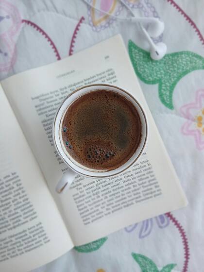 Las personas con niveles altos de ansiedad también tuvieron efectos positivos tras beber café, según estudio (Pexels/Melike Baran)