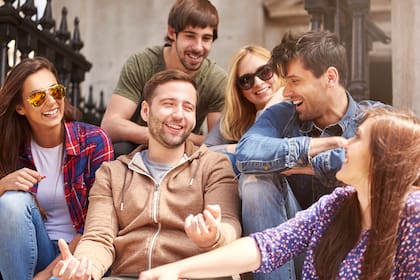 Las personas con Sol y ascendente en Cáncer estarán enfocados en sus amistades durante la temporada de Tauro (Foto: Freepik)