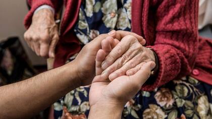 Las personas de mayores suelen tener los telómeros más desgastados que los más jóvenes