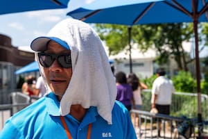 Las personas deben cuidarse en lo que se espera sea uno de los días más calurosos del año
