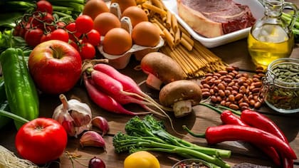 Las personas deberían procurar llevar una dieta sana y equilibrada para garantizar que obtienen suficientes nutrientes, aconsejan los expertos