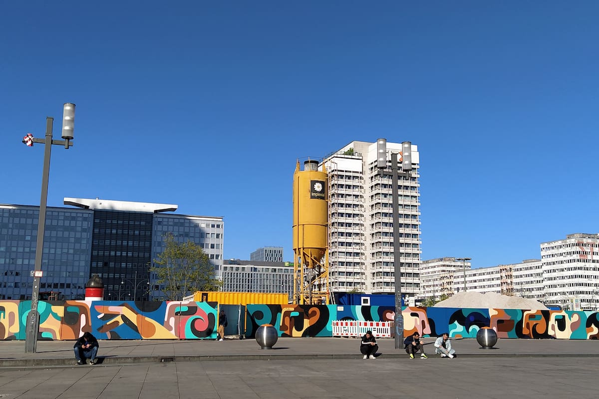 Las personas en Alemania mantienen la distancia de al menos 1,5 metros impuesta por la pandemia de coronavirus