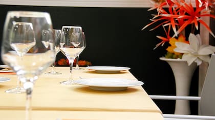 Las personas en cada país tienen sus propios protocolos y costumbres cuando visitan restaurantes o establecimientos relacionados