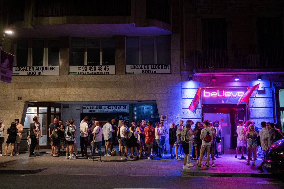 Las personas forman fila para entrar a una discoteca de Barcelona