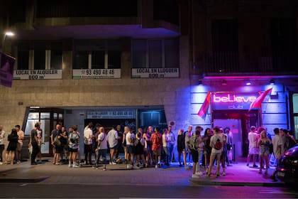 Las personas forman fila para entrar a una discoteca de Barcelona