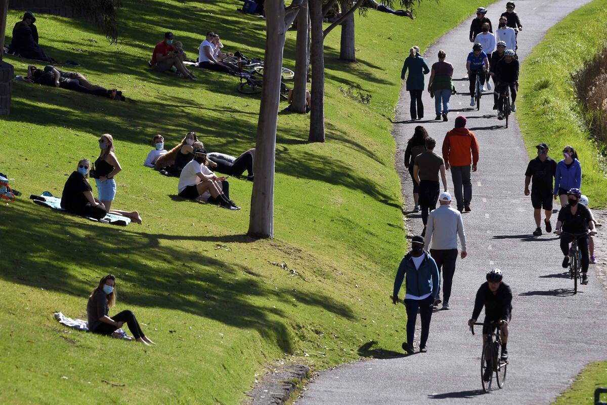 Las personas hacen ejercicio en un parque a lo largo del río Yarra en Melbourne el 27 de septiembre de 2020, ya que el toque de queda nocturno en la segunda ciudad más grande de Australia se levantará a partir del 28 de septiembre, casi dos meses después de que se impusiera para contrarrestar un bro