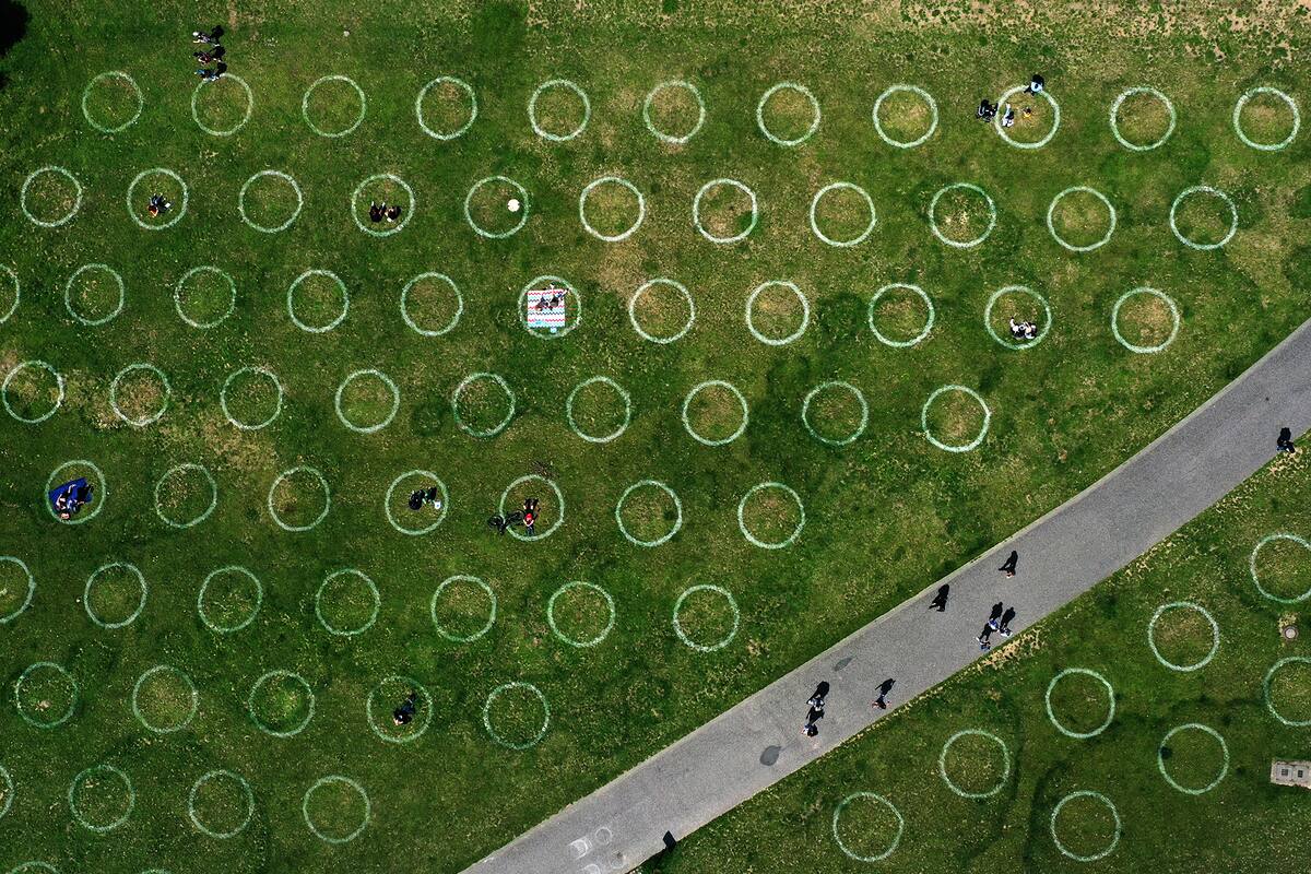 Las personas mantienen el distanciamiento social en Düsseldorf, Alemania