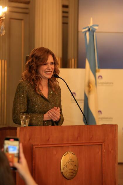 “Las personas no estamos acostumbrados a recibir amorosamente. Estamos educados para criticarnos con crueldad y para que, tratarnos con el mismo cariño y cuidado que a los demás, sea confundido con el narcisismo o la arrogancia. Sin embargo hoy, frente a esta situación tan gratificante quiero celebrar los logros, la persistencia, la avidez por aprender, el compromiso y la fuerza de voluntad que puedo reconocer en mí", señaló El Azem