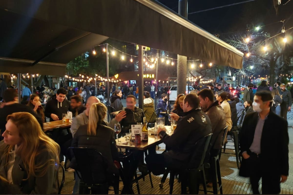 Las personas no respetaron la distancia y, en su mayoría, tampoco usaron tapabocas. Además, eran más de cuatro personas por grupo, algo que no se permitía en los protocolos de habilitación de la actividad gastronómica