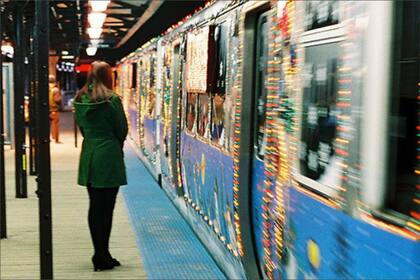 Las personas podrán tomarse una foto con Papá Noel en el tren navideño en los horarios fijados por la CTA