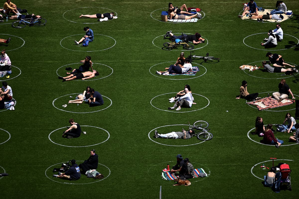 Las personas practican el distanciamiento social en Domino Park, durante la pandemia de coronavirus el 17 de mayo de 2020 en el distrito de Brooklyn de la ciudad de Nueva York