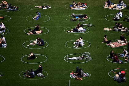 Las personas practican el distanciamiento social en Domino Park, durante la pandemia de coronavirus el 17 de mayo de 2020 en el distrito de Brooklyn de la ciudad de Nueva York
