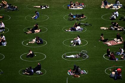 Las personas practican el distanciamiento social en Domino Park, durante la pandemia de coronavirus el 17 de mayo de 2020 en el distrito de Brooklyn de la ciudad de Nueva York