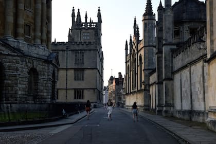 Las personas practican el distanciamiento social el Oxford para protegerse del coronavirus
