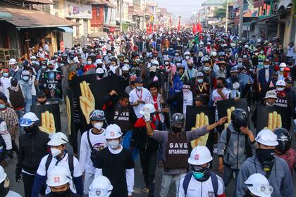 Las personas protestan durante una manifestación contra el golpe militar en Yangon el 28 de febrero de 2021
