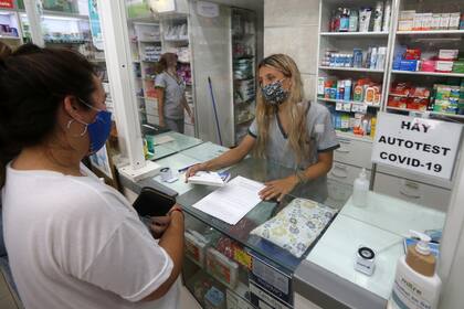 Las personas que adquieren los autotest tienen que firmar una declaración jurada en la farmacia en la que se comprometen a informar el resultado de la prueba