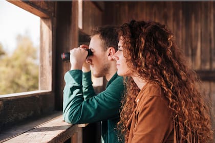 Las personas que aman a alguien en silencio repiten seis tipos de señales de manera inconsciente (Foto de carácter ilustrativo: Freepik)