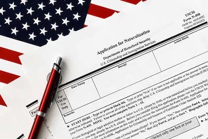 Las personas que apliquen a la regla 50/20 podrán llevar un intérprete para el examen cívico (Web/Uscis)