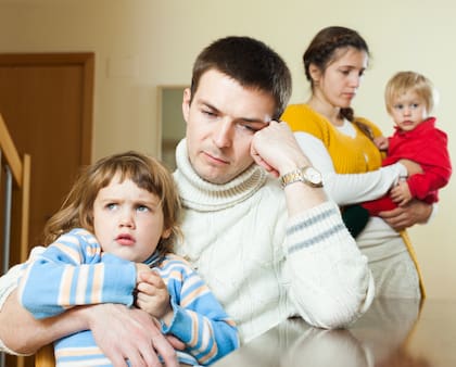 Las personas que crecieron en familias conflictivas suelen prestar mayor atención a las emociones de los demás