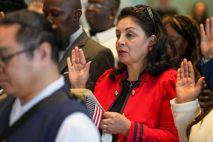 Las personas que cumplan con la regla 50/20 de la USCIS podrán presentar el examen cívico en su idioma de origen (Facebook/USCIS Español)