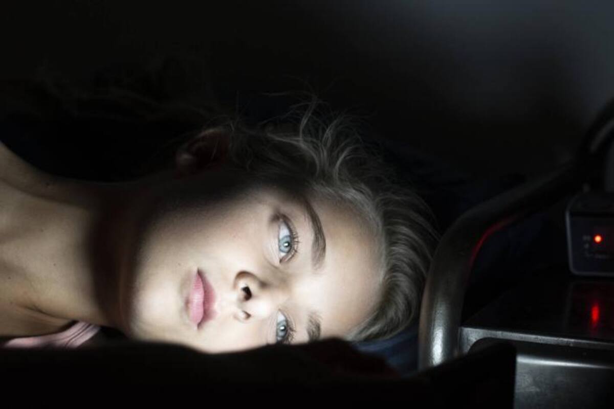 Las personas que duermen con la televisión o una luz encendida tienen más probabilidades de ganar peso