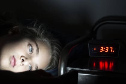 Las personas que duermen con la televisión o una luz encendida tienen más probabilidades de ganar peso