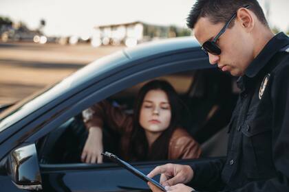 Las personas que manejan en California deben hacerlo con seguro; en caso de no hacerlo recibirán una multa económica