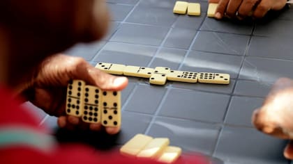 Las personas que no son socias pueden jugar al dominó en el parque todos los viernes