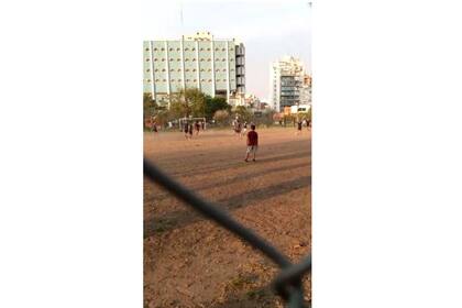 Las personas que organizaron el partido de fútbol no adoptaron ninguna medida de cuidado personal, a pesar de la pandemia por coronavirus