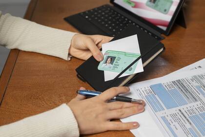 Las personas que piden asilo deben esperar 150 días desde la presentación del Formulario I-589 antes de solicitar el EAD, más 30 días adicionales para su emisión