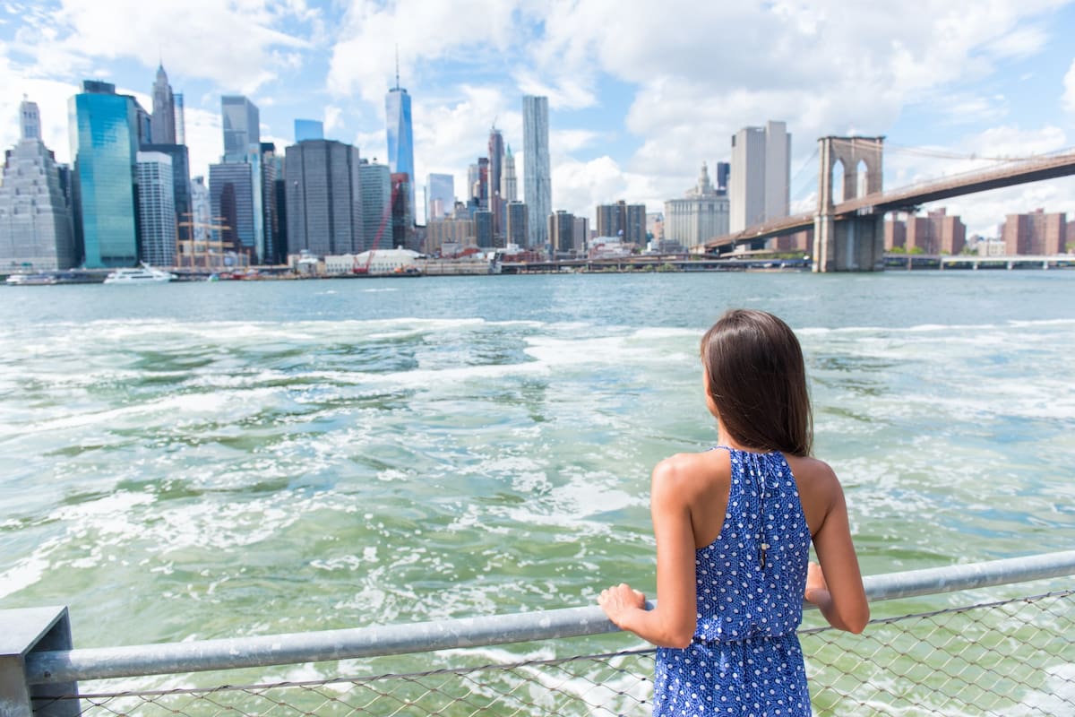 Las personas que quieren sacar una visa para vivir en Estados Unidos deberían ver sus posibilidades hablando primero con un abogado