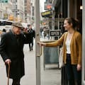 Las personas que sujetan la puerta para que entre el que viene detrás no solo son amables, sino empáticos y con inteligencia emocional