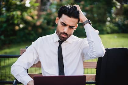 Las personas que realizan este gesto puede significar que siente incomodidad durante una conversación
