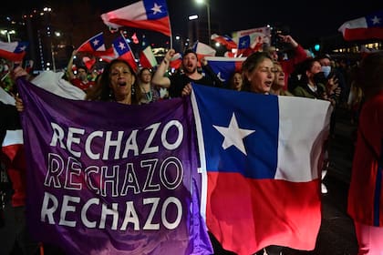 Las personas que rechazan el proyecto de una nueva constitución celebran tras conocer los resultados de la votación parcial del referéndum, en Santiago de Chile, el 4 de septiembre de 2022.