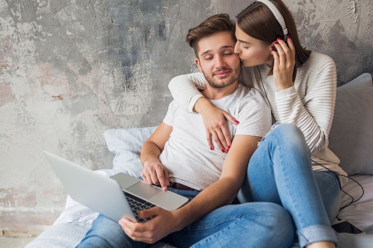 Las personas que se conocen de manera tradicional, "cara a cara", suelen sentirse más satisfechos con sus relaciones amorosas