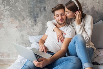 Las personas que se conocen de manera tradicional, "cara a cara", suelen sentirse más satisfechos con sus relaciones amorosas