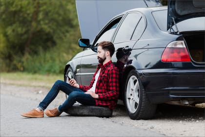 Las personas que sufren un pinchazo en sus automóviles por condiciones de la autopista pueden presentar una reclamación