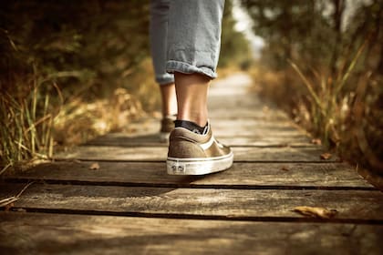 Las personas que tengan de 35 a 60 años deben caminar diarios al menos 30 minutos (Foto ilustrativa: PEXELS)