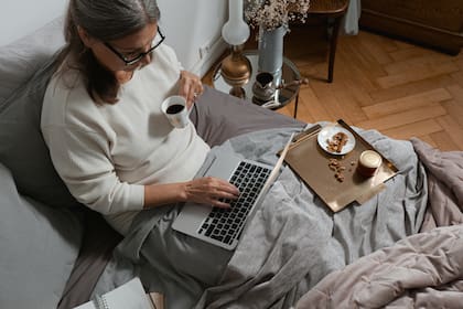 Las personas que trabajan en el turno noche o en horarios extraños y comen a horas irregulares son más propensas a engordar y a padecer diabetes (Foto de carácter ilustrativa: PEXELS)