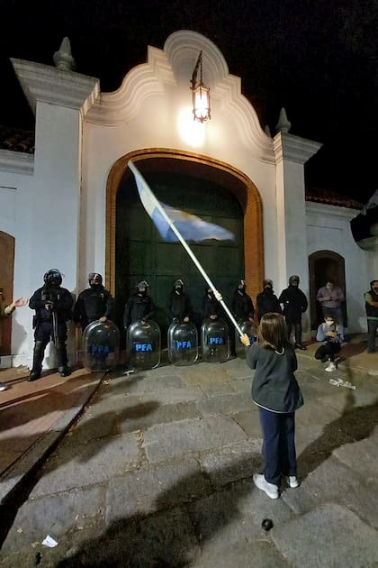 Las personas se abrieron y rodearon a la chica que se emocionó en medio de la situación.