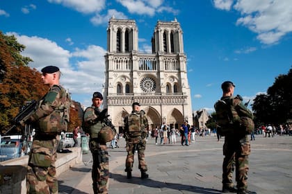 En el frente de la catedral, custodiada por militares, no se notan las consecuencias del incendio