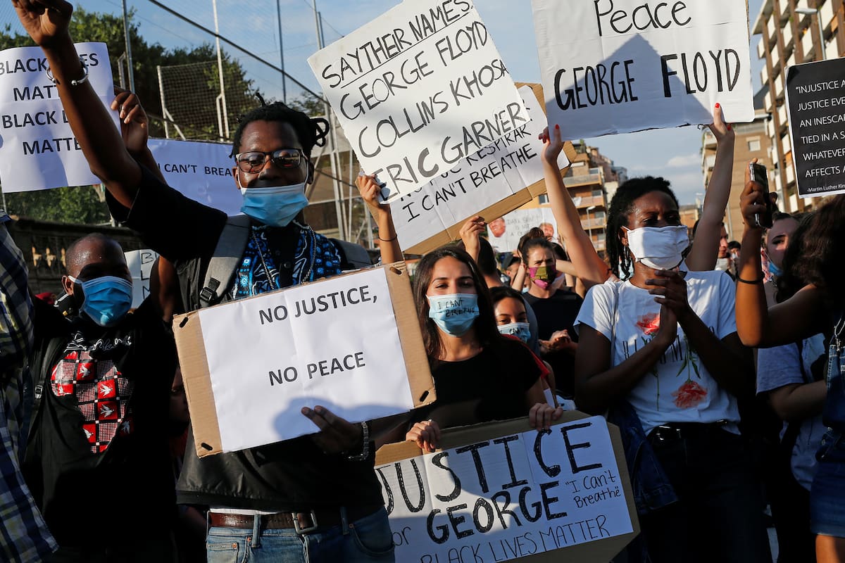 Las personas se manifiestan para pedir justicia por George Floyd y otras personas afrodescendientes que perdieron la vida por la brutalidad policial