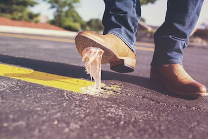 Las personas se quitan los zapatos para evitar el contagio de virus y bacterias dentro del hogar