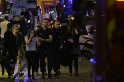 Las personas son evacuadas tras un ataque en la sala de conciertos Bataclan en París, el 13 de noviembre de 2015
