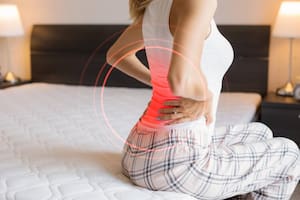 Las personas suelen hacer "sonar" sus articulaciones al despertar (Foto: iStock)
