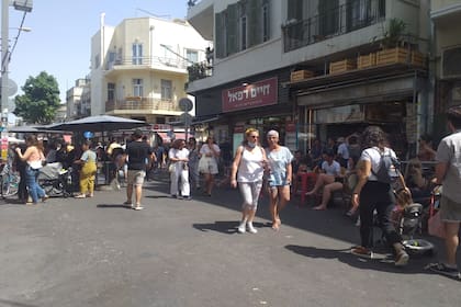Las personas vuelven a la normalidad en Israel tras la pandemia y los bombardeos