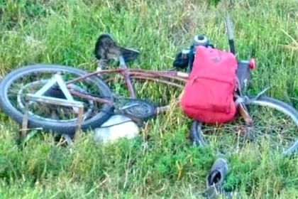 Las pertenencias del individuo de 30 años que decidió nadar en el río San Antonio y es intensamente buscado